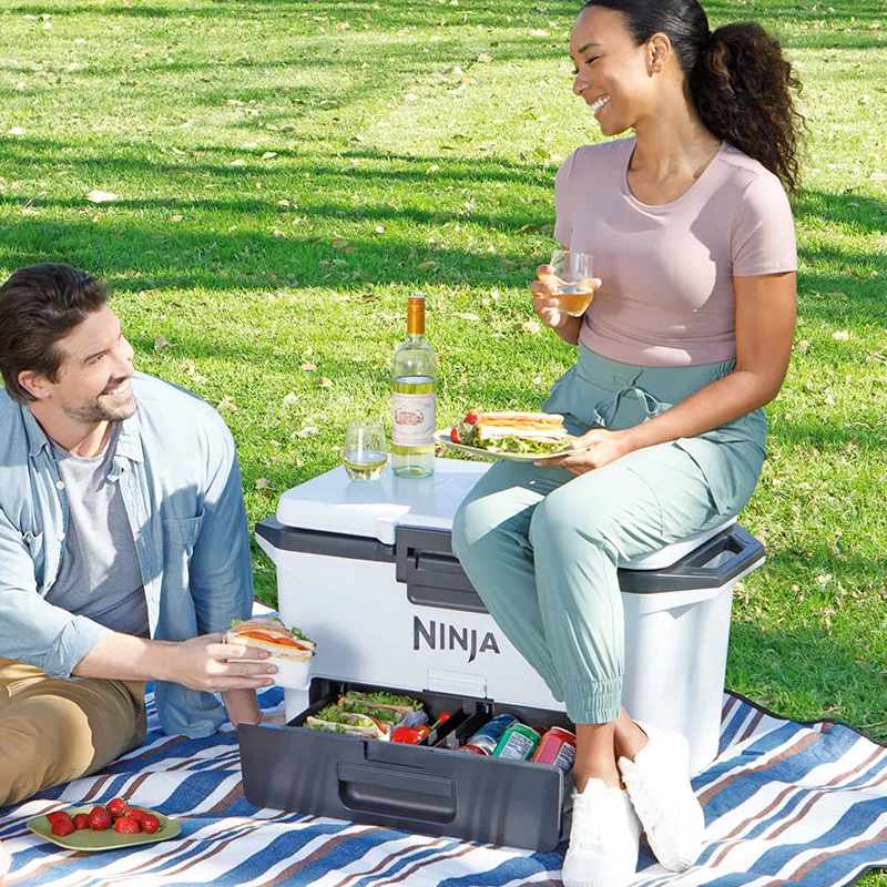 Ninja Kühlbox mit Trockenzone FrostVault 47 L, wolkenweiß (FB151EUWH)