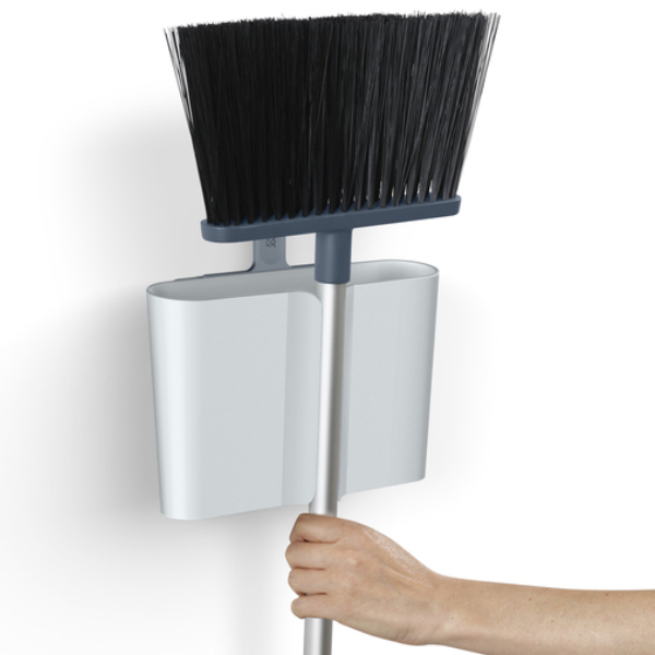 Joseph Joseph Besen CleanStore mit Wandhalterung