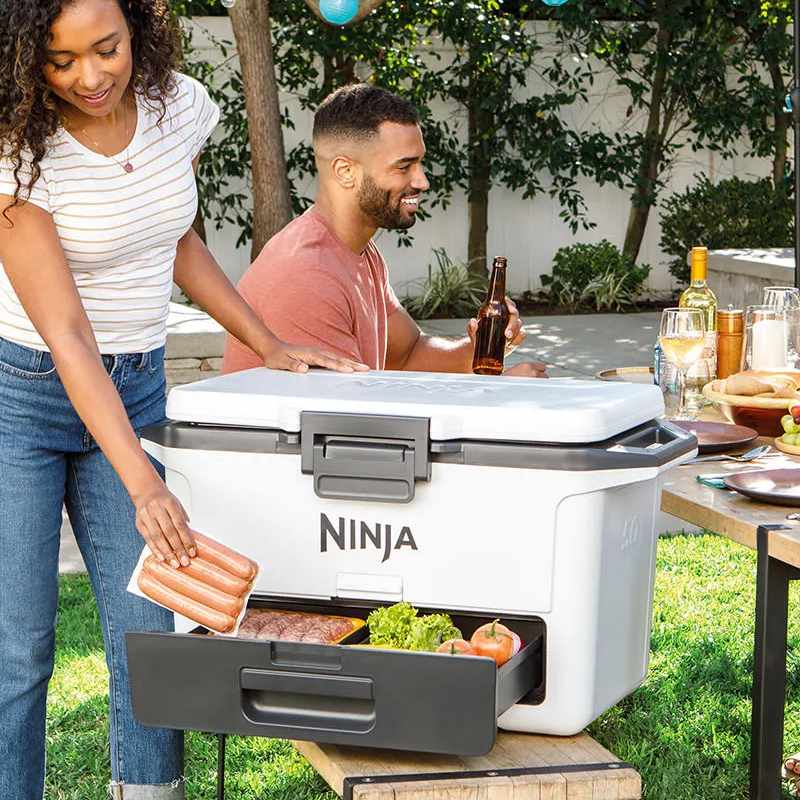 Ninja Kühlbox mit Trockenzone FrostVault 47 L, wolkenweiß (FB151EUWH)